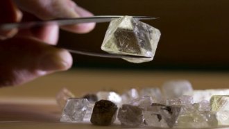 Най-големият производител на диаманти "Алроса" е в списъка със санкции на ЕС