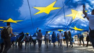 Мнозинството от гражданите в ЕС подкрепят помощта за Киев