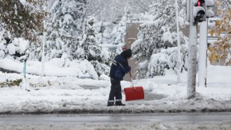 Предупреждение за снежни виелици, заледени пътища и скъсани жици през уикенда
