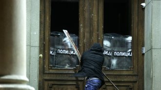 Протестите срещу изборните резултати в Сърбия продължават с блокади