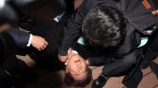 Лидерът на опозицията в Южна Корея е намушкан с нож