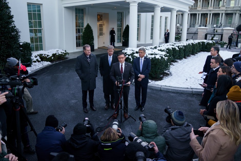  Председателят на Камарата на представителите на САЩ Майк Джонсън говори пред медиите пред Белия дом във Вашингтон, САЩ, 17 януари 2024 г. ЕПА/БГНЕС