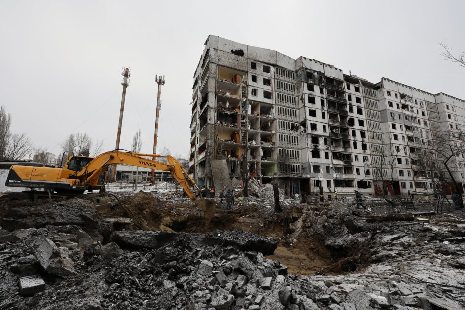 Жилищна сграда в Харков, поразена днес от руска ракета, Сн. ЕПА/БГНЕС