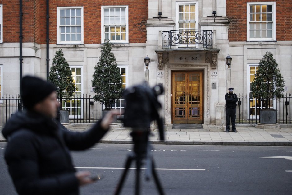 Пред частната Лондонска клиника бяха разположени полицаи заради оперираната принцеса на Уелс, медиите не закъсняха, сн. ЕПА/БГНЕС