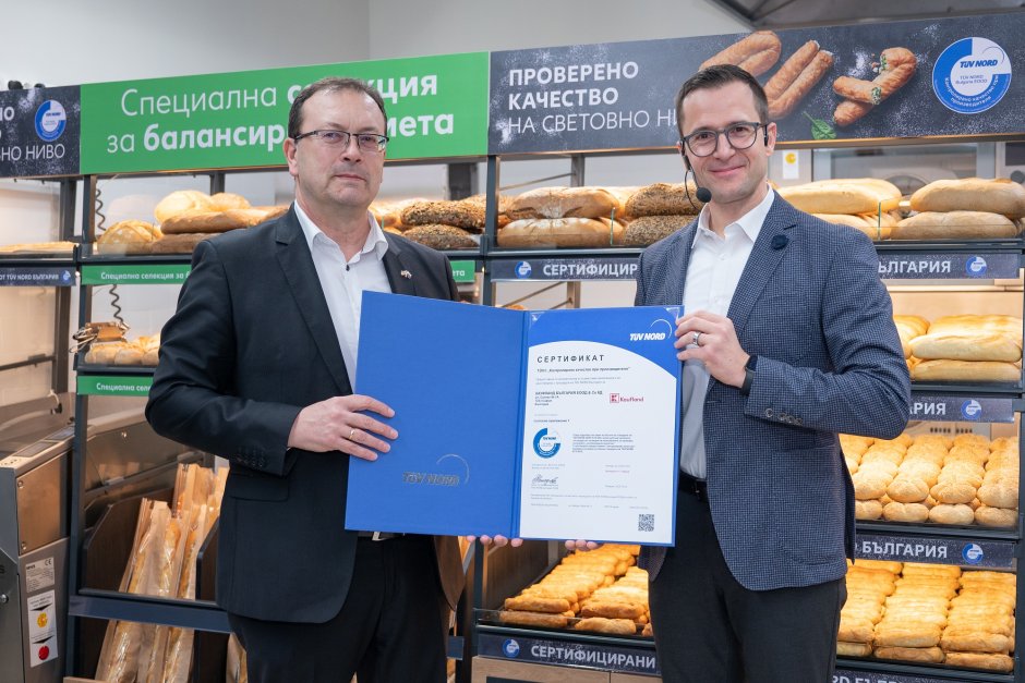 Изпълнителният директор на Kaufland България Иван Чернев получи сертификата на TÜV NORD за хлебните изделия от пекарната на веригата