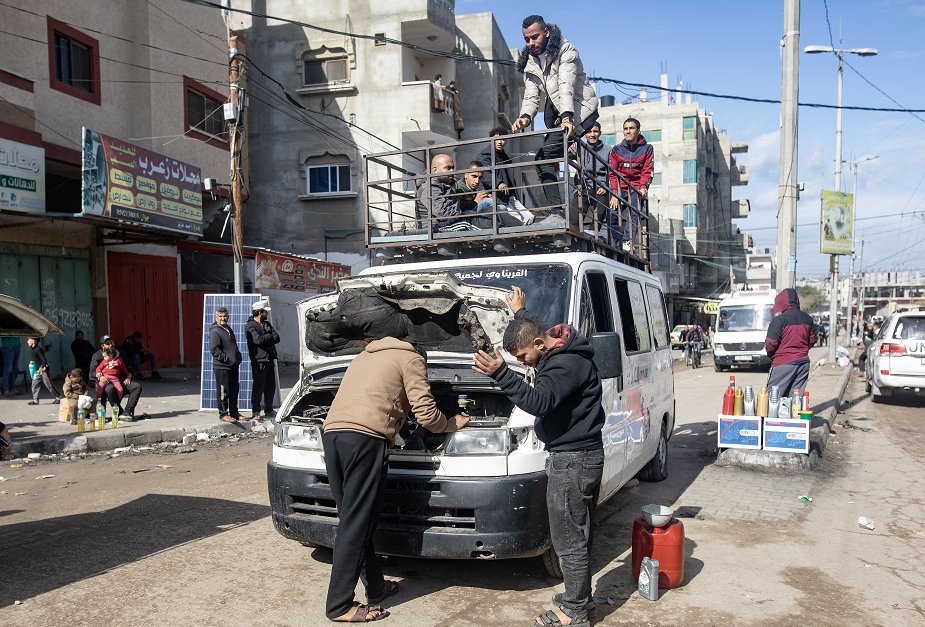 Чуждестранните медии нямат достъп до Газа и обикновено ползват местни кореспонденти. На този кадър палестинци в Газа се опитват да намерят гориво за автомобила си. Поради липсата на бензин хората ползват готварско олио. От началото на най-новата фаза на конфликта са убити над 25 000 палестинци и над 1300 израелци. Снимка: ЕПА/БГНЕС