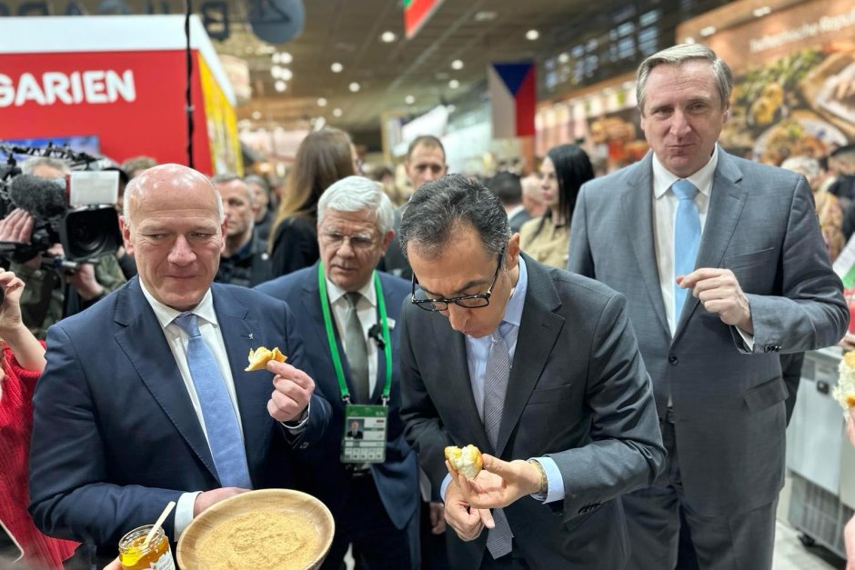 Германски министър се впечатли от български мед и пита с шарена сол на "Зелена седмица" в Берлин