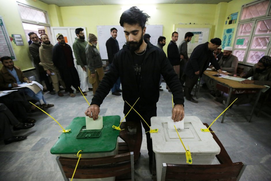 В Пакистан гласуват за нов парламент Сн.ЕПА/БГНЕС
