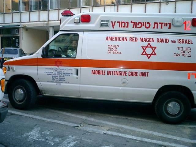 Най-малко 19 ранени при нападение с нож и автомобил в предградие на Тел Авив