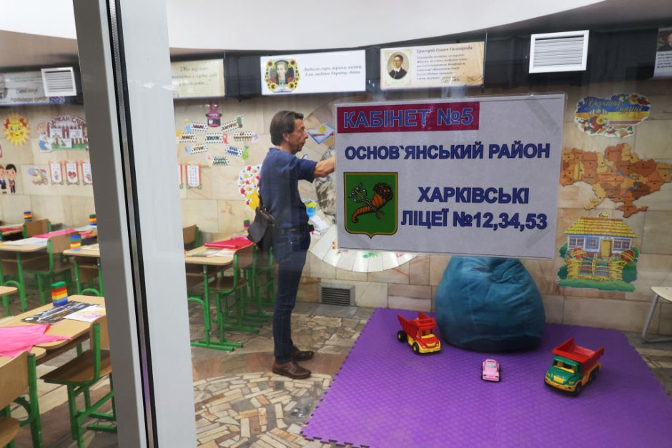 Метрото на града в момента има множество импровизирани класни стаи, където децата да учат защитени от руските атаки, сн. GettyImages