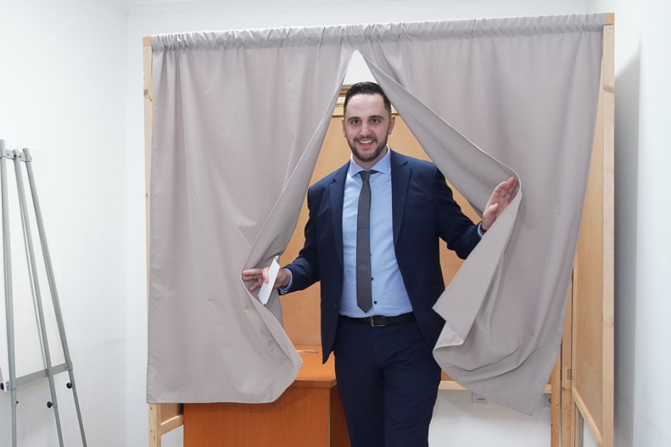 Цветомир Петров излиза след гласуване в тъмната стаичка за избор на временен председател на СОС Сн. БГНЕС