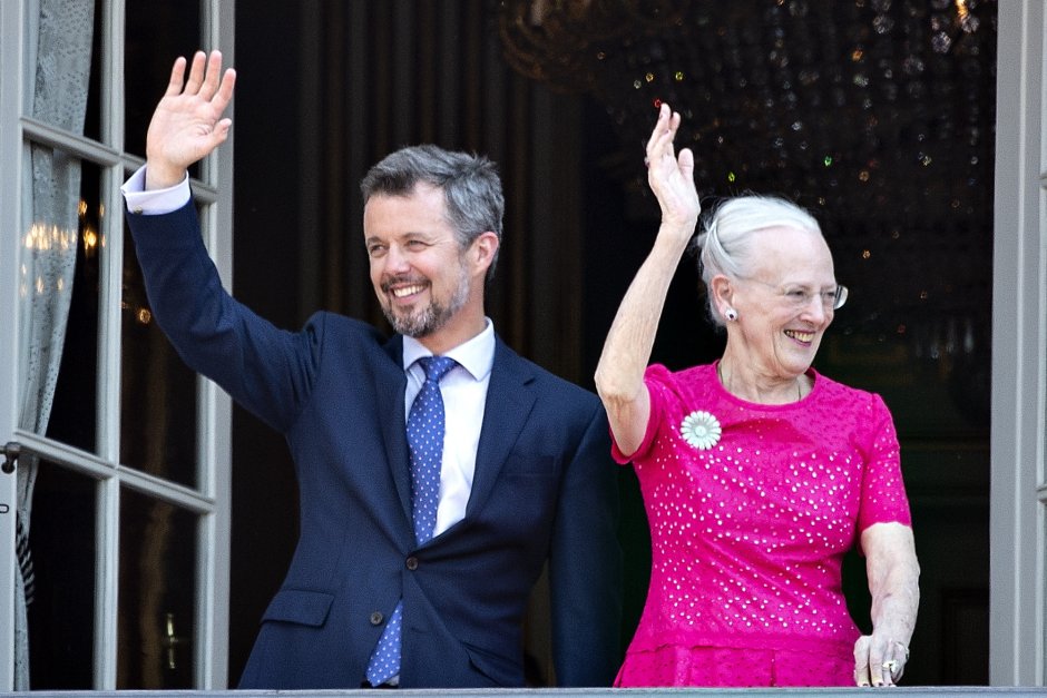 Датският престолонаследник принц Фредерик и кралица Маргрете II махат от балкона в замъка Амалиенборг на 50-ия рожден ден на престолонаследника в Копенхаген, Дания, 26 май 2018 г. Сн. ЕПА/БГНЕС