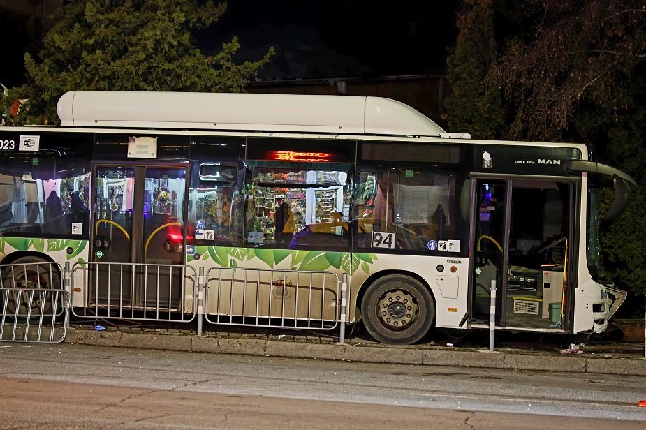 Автобусът след инцидента, Снимка: БГНЕС