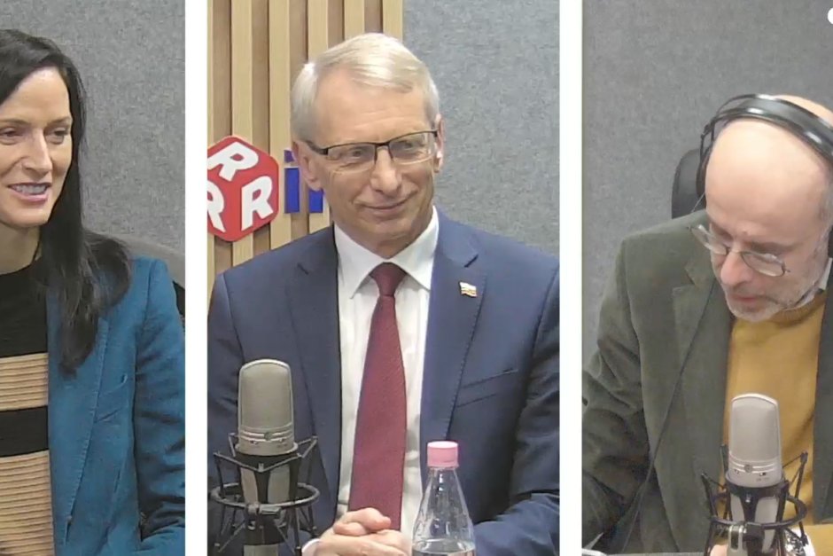 Премиерът Николай Денков и вицепремиерът Мария Габриел в Дарик радио