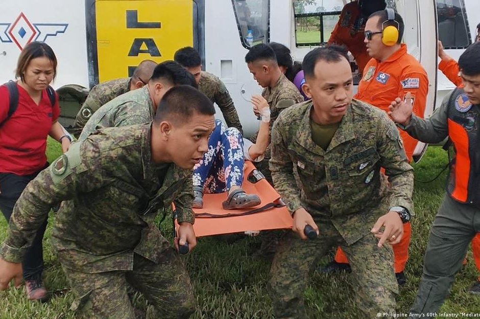 Трима от тежко пострадалите са транспортирани с хеликоптер, сн. Филипинската армия