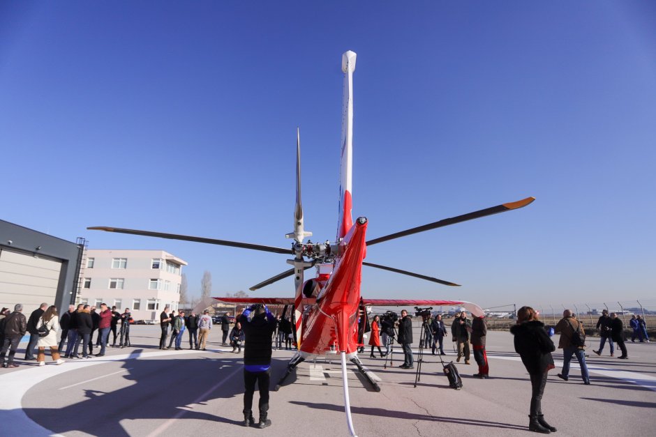 Кадър от официалното посрещане на първия медицински хеликоптер в България. Сн. БГНЕС