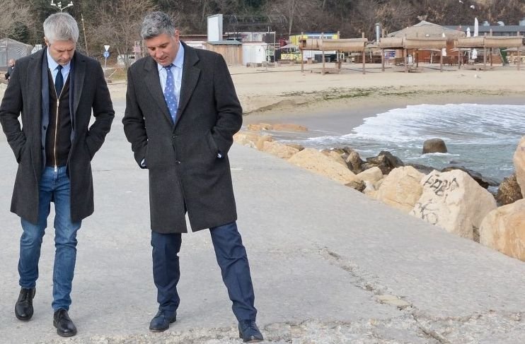Кметът на Варна Благомир Коцев показва на регионалния министър Андрей Цеков свлачището на Рибарския плаж Сн.МРРБ