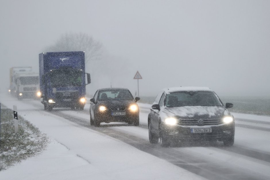 Трафик по време на обилен снеговалеж близо до Хокенхайм, Германия, 18 януари 2024 г. В някои части на Германия обилният снеговалеж предизвика затруднения по пътищата и в обществения транспорт. ЕПА/БГНЕС