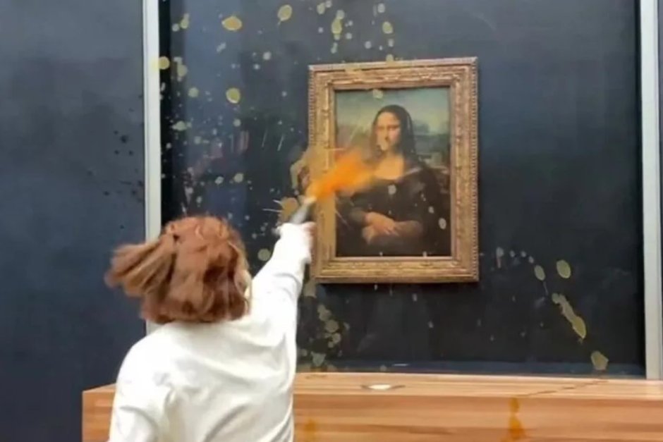 За щастие "Мона Лиза" е зад бронирано стъкло и не е пострадала от излятата супа