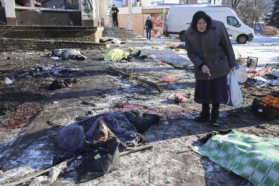 Жена стои сред покрити тела на жертви, убити при обстрела на пазар за храни в Донецк, Източна Украйна, 21 януари 2024 г. Снимка: ЕПА/БГНЕС