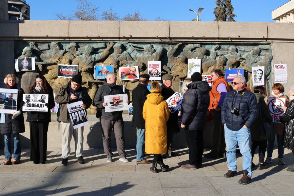 Руснаци излязоха на мирен протест в Бургас с искане за политическо убежище. Те се събраха пред паметника на Альоша в морския град. Снимка: БГНЕС