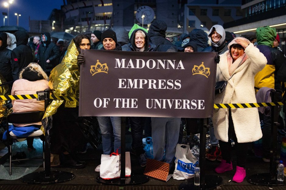 Фенове чакат на опашка за концерта на Мадона в Амстердам, Нидерландия, 2 декември 2023 г. Организаторът на концерта MOJO отново предупреди посетителите да се съобразяват с късния час на приключване на шоуто, което бе част от турнето The Celebration Tour, с което световната звезда изпълни музика от четирите десетилетия, в които е била активна като певица. ЕПА/БГНЕС