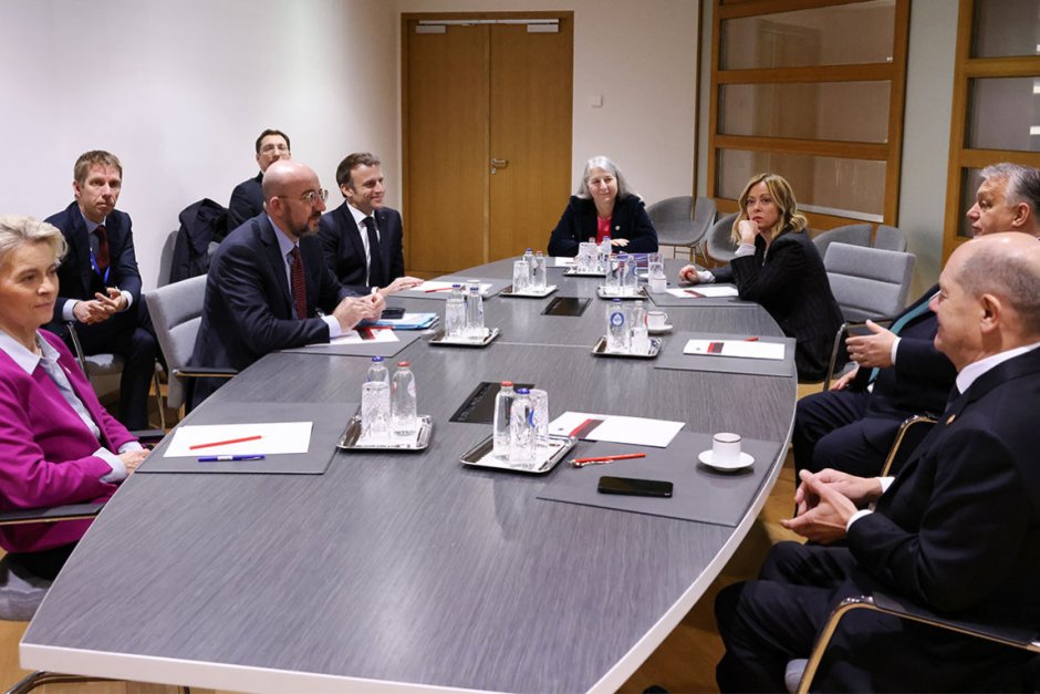 От лявата страна на масата председателката на ЕК Урсула фон дер Лайен, председателят на Европейския съвет Шарл Мишел и президентът на Франция Еманюел Макрон, от дясната страна – премиерът на Италия Джорджа Мелони, унгарският премиер Виктор Орбан и канцлерът на Германия Олаф Шолц