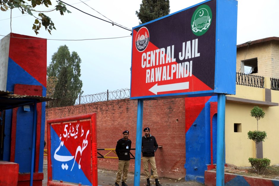 Пакистански полицаи пред затвора "Адиала", Сн. ЕПА/БГНЕС