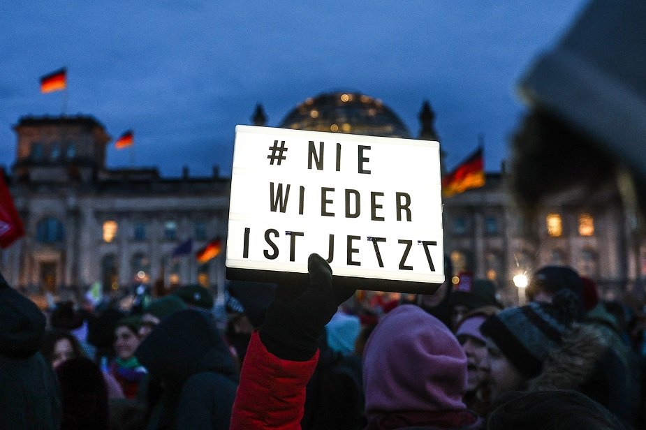 Демонстрант носи постер с надпис "Никога повече" е сега" на мащабен протест пред Бундестага. Снимка: ЕПА/БГНЕС