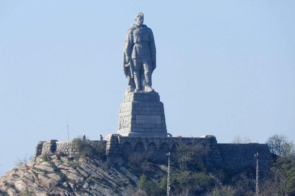 ДСБ е твърдо против изопачаването на историята със съветските монументи