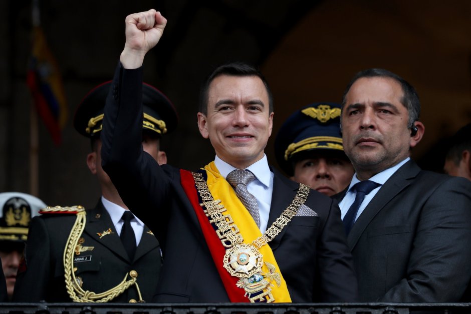 Президентът на Еквадор Даниел Нобоа вдига юмрук от балкона на правителствения дворец в столицата Кито на 23 ноември 2023 г., след церемонията по встъпване в длъжност в Националното събрание. Нобоа призова за единство сред гражданите и за изоставяне на старите политически идеологии, за да придвижи страната към напредък и да се изправи пред някои от предизвикателствата, като безработицата и нарастващото насилие. Сн.ЕПА/БГНЕС