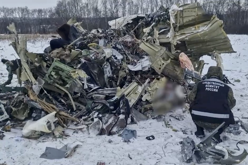 Останки от падналия руски самолет с украински военнопленници на него, сн. ЕПА/БГНЕС