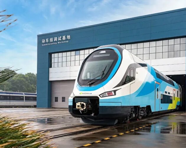 Нов двуетажен влак излиза от завода на CRRC Zhuzhou Locomotive Сн.CRRC