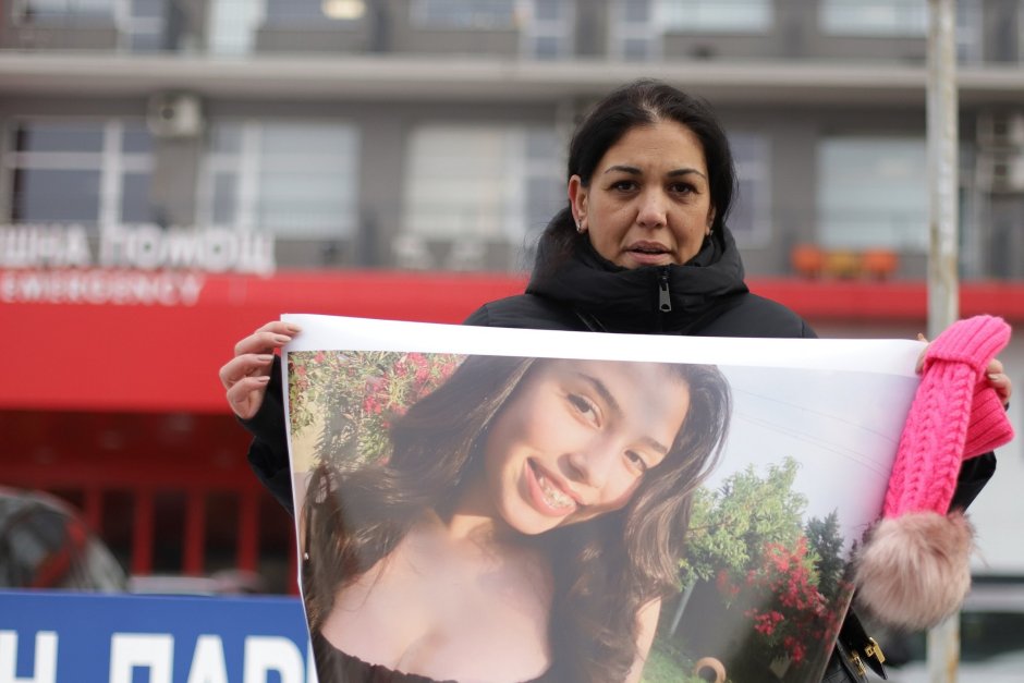 Майката на Даная Ани Стоянова протестира през миналата седмица пред "Пирогов" с искане директорът на болницата да бъде отстранен, за да има независима проверка на случая на дъщеря й.