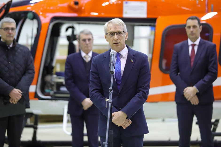 Политици "отпразнуваха" първия медицински хеликоптер