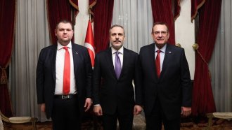 Смяна на властта: Турският външен министър се срещна с Карадайъ, Пеевски и Джевдет Чакъров