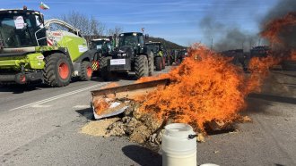 Земеделски производители блокират пътища в цялата страна (обновена)