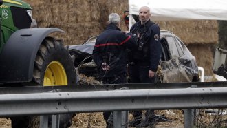 Жена загина, а двама пострадаха по време на протест на фермерите във Франция