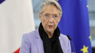 Френският премиер Елизабет Борн подаде оставка