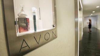 Козметичният гигант Avon е под огън заради бизнеса си в Русия