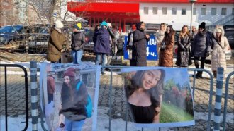Протестът пред "Пирогов" за Даная продължава, директорът остава