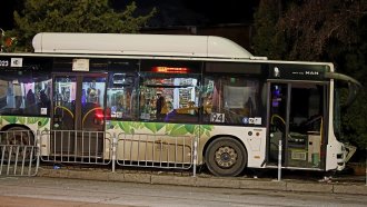 Пострадалата жена при катастрофата с автобус в София остава с опасност за живота