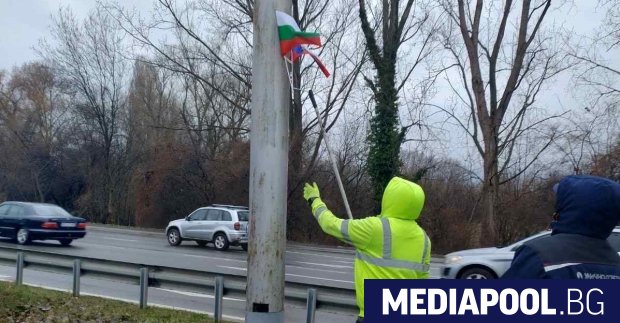 Photo of Drapeaux russes le long de la rue Tsarigradsko à Sofia, le maire a ordonné leur retrait
