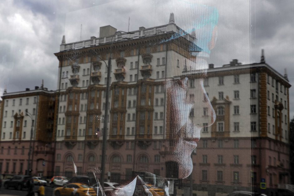 Лицето на руски парашутист и главната сграда на посолството на САЩ се отразяват в прозорец в Москва, Русия, 28 август 2023 г. ЕПА/БГНЕС