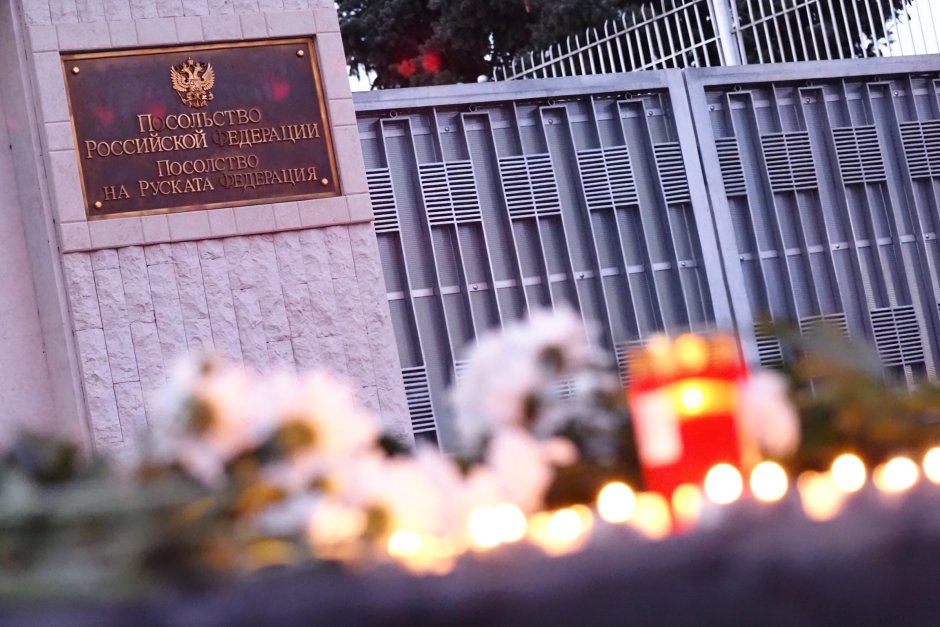 Стотици граждани положиха цветя и запалиха свещи пред посолството на Русия в софия, обвинявайки режима на Путин за смъртта на Навални, сн. БГНЕС