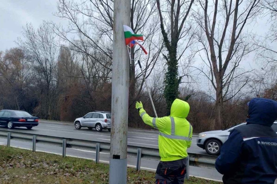 Служители на общината свалят руското знаме от пилони по столичния булевард "Цариградско шосе" Сн. Васил Терзиев/Facebook