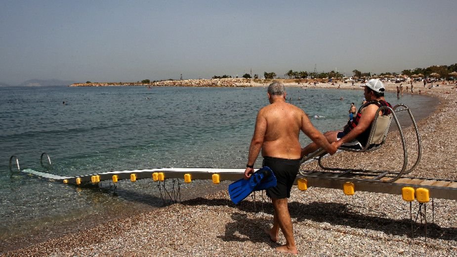 Съоръжение за безпрепятствено влизане в морето на хора в морето, инсталирано на плаж в Гърция. Снимка: БГНЕС