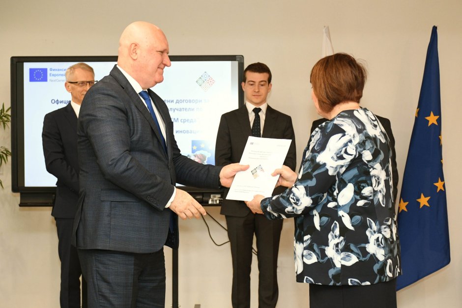 Проф. Галин Цоков връчи първите 15 договора за финансиране на STEM центрове в училища от цялата страна, Сн. MON