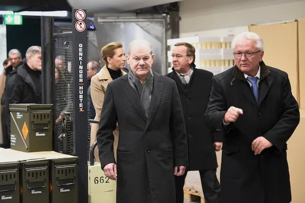 Армин Папергер (дясно) заедна с канцлера Олаф Шолц, зад тях - датската министър-председателка Мете Фредериксен и германският министър на отбраната Борис Писториус