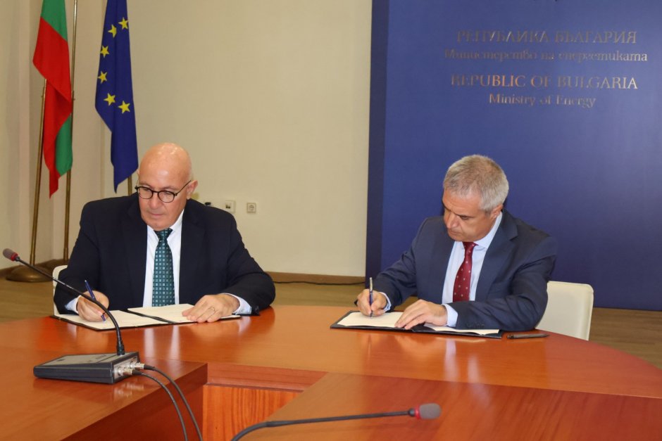 Кириакос Какурис и Румен Радев подписват споразумението за помощ на ЕИБ за въглищния преход, сн. Министерство на енергетиката